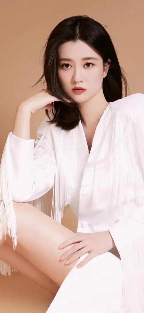 乔欣的腿部不仅在女明星中备受赞誉,也吸引了无数粉丝的关注和喜爱