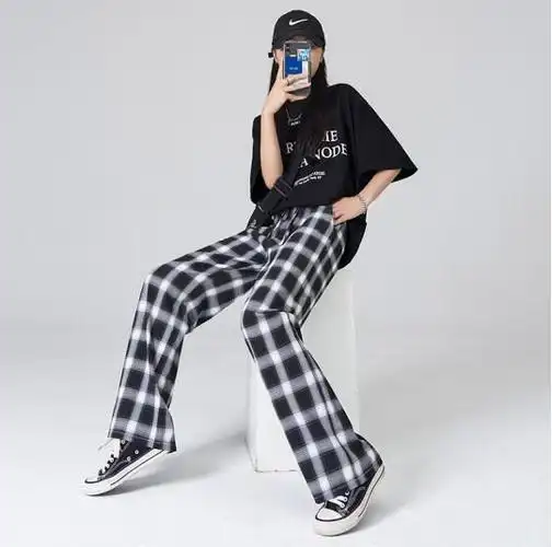 黑白格子裤搭配白色镂空t恤:夏季黑白格九分裤是最佳的搭配单品,九分
