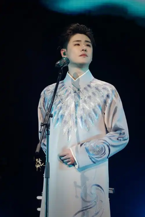 张云雷晒演唱会舞台照##张云雷听云见心演唱会