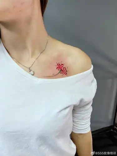 女生胸部锁骨纹身,时尚鲜花刺青