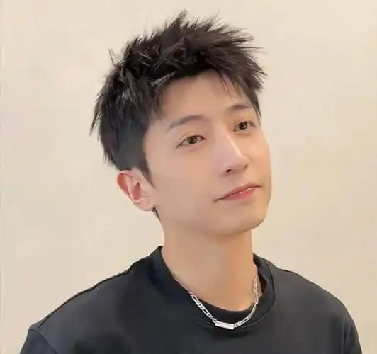 侧分凌乱的头发天气炎热,很多男生都会换上清爽干净的俏丽短发,永远