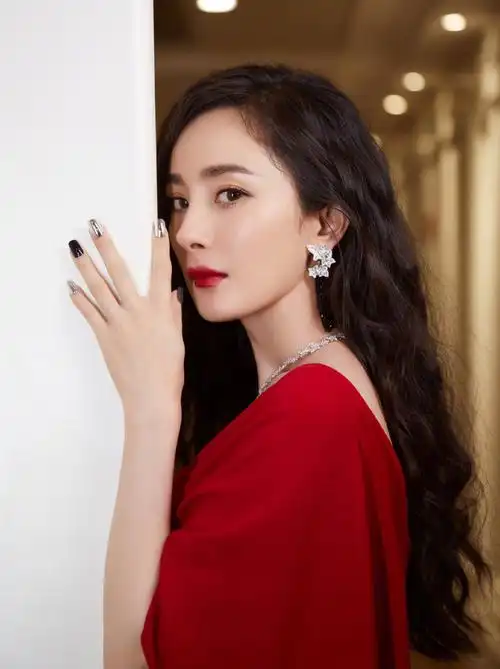 简介:杨幂修身红裙妩媚性感写真图片,分享一组杨幂图片给大家,图中的