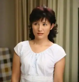 硬汉娇妻pk:陈道明妻子杜宪首曝光 近60岁保养极好 / 比乐族