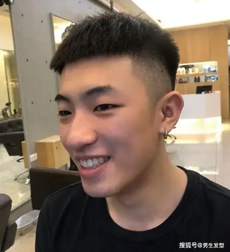 男生的头发把两边剃光,会给人一种特别清爽的感觉,尤其是到了夏天