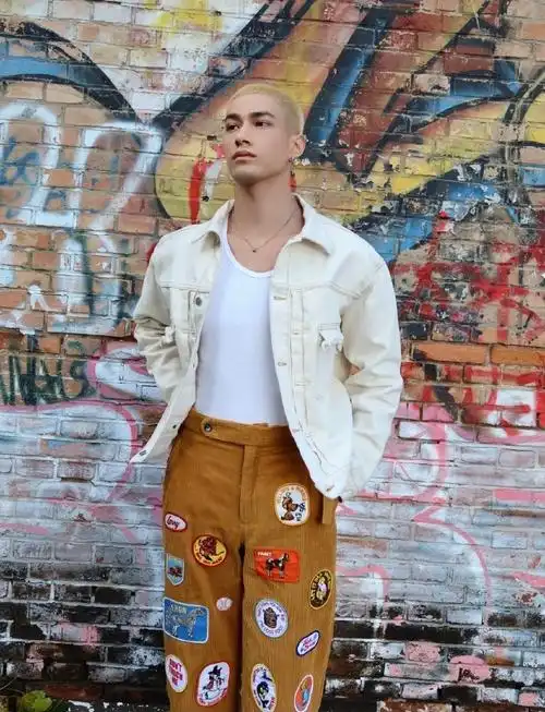 来自阳光灿烂的美国夏威夷,有着小麦色的肌肤和好看的肌肉…"说起米卡