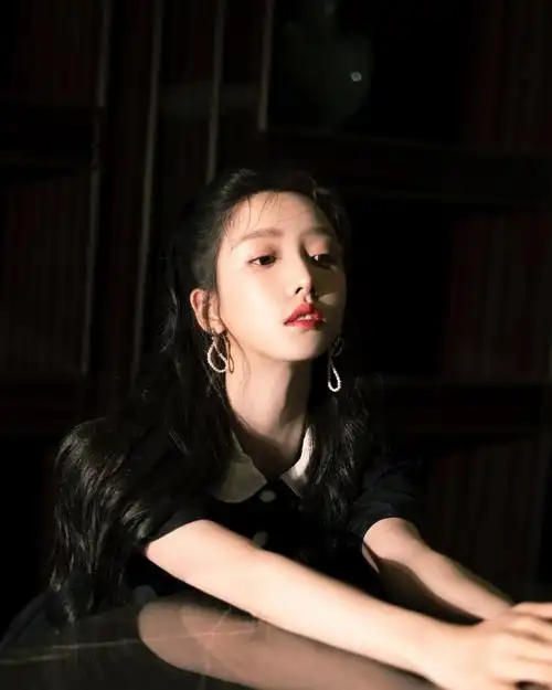 姜贞羽俏皮黑色搭配写真图片
