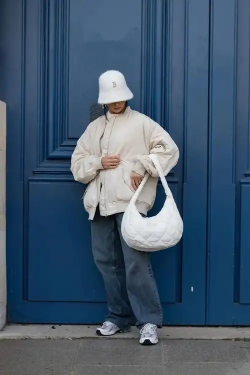 今年春季,银色运动鞋成为了时尚界的新宠,它们不仅舒适实用,还带有