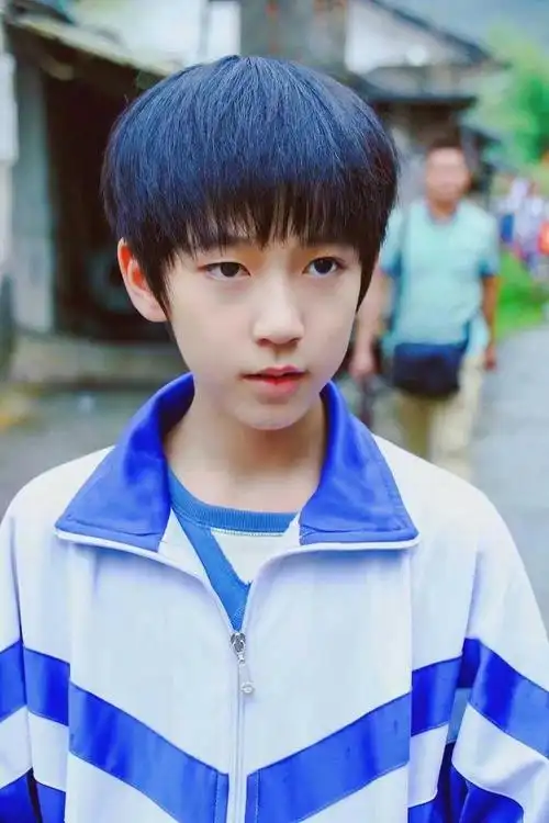 贺峻霖,2004年6月15日出生于四川成都,双子座