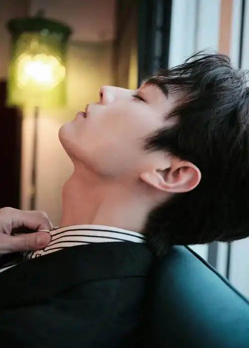 许凯活动造型,条纹衬衫和马甲迸发出张力,仰头特写又帅又欲