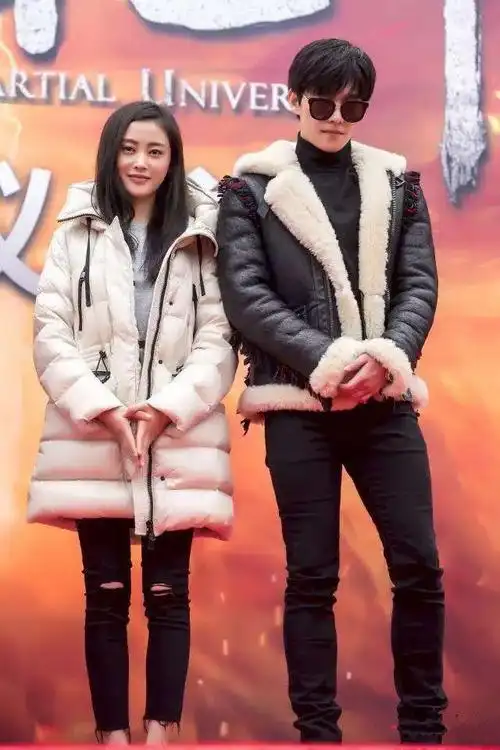 杨洋张天爱疑穿同一件衬衫,两人难道在一起了?_网易订阅