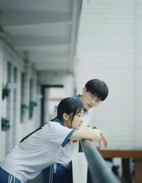 孙千费启鸣早期校服照