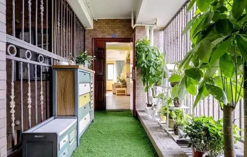 入户花园本案的业主是一对90后年轻夫妇,父母住同一小区,因平时只二人