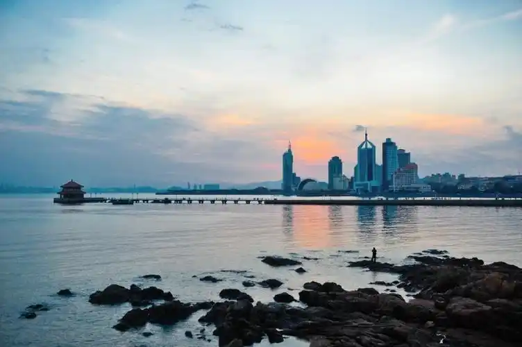 组图:三九天冷空气来袭 栈桥金色黄昏醉游人 - 青岛新闻网