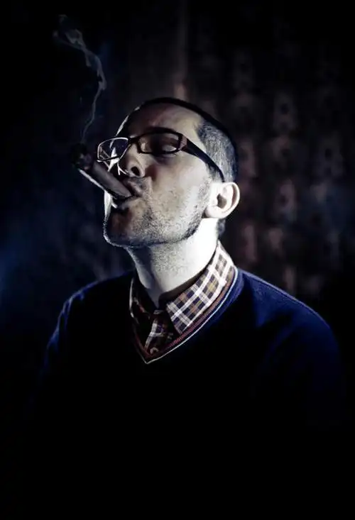 白天,正面,毛衣,香烟,欧洲,欧洲人,仅一个男性,仅一个人,黑色背景