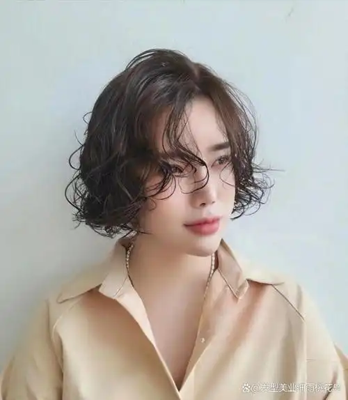 短发烫的小姐姐