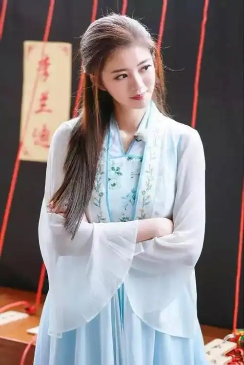 安以轩要是生在古代绝对是红颜祸水古装气质美到无可挑剔