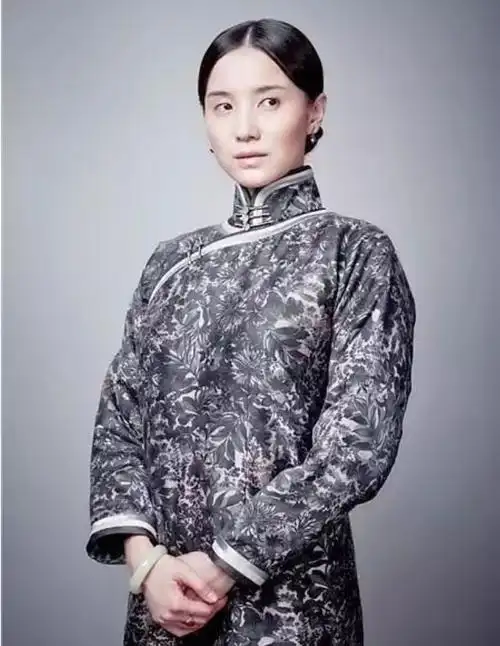 不同花色的旗袍让宋佳展现不同的风格魅力网友女神坯子