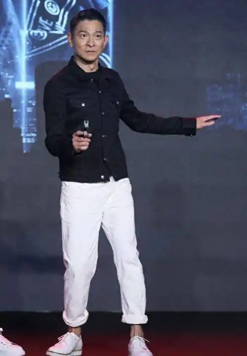 中年男士:尽量少穿低胸裤,多穿牛仔裤,让腿看起来更长,看看刘德华就