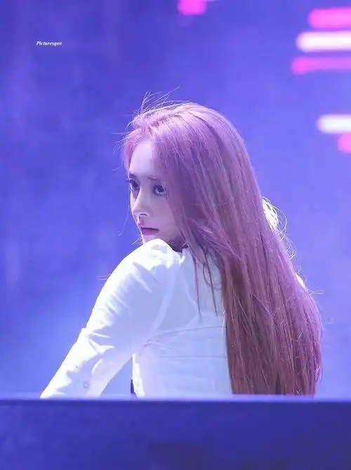 而且不光是女爱豆们爱染粉色头发