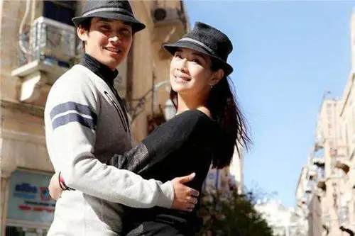 网友发现,在节目中"炫妻狂魔"张铎从不掩饰自己对妻子松松的爱意,经常