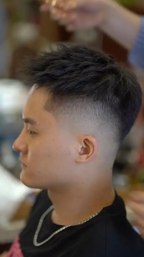 前刺头清爽干练 好打理有非常阳光帅气 因此受到了很多男生们的喜爱