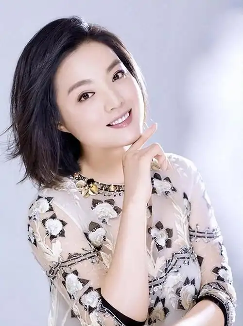 歌手白雪二婚嫁给小8岁的原艺48岁被宠成公主