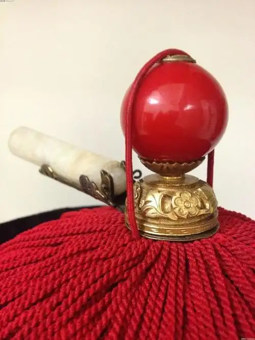 而吉福冠的顶戴一般是圆形的顶珠,像这样——朝冠的顶戴一般是柱状.