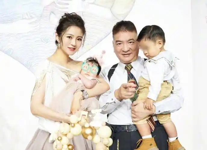 安以轩女儿百日宴,向太一家四口到场祝福,郭美女近况状态成焦点_少女