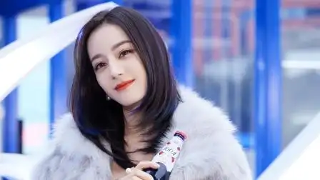 迪丽热巴现身线下品牌活动,挑染蓝发美得不像话,性感本人