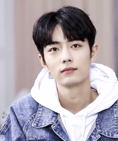 开什么玩笑,肖战五官端正笑起来就是很甜很治愈啊,说什么眼里没笑意