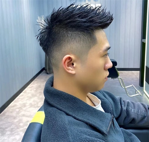 前刺飞机头,今年比较流行的一款男生发型,长度适中打理方便,整体给人