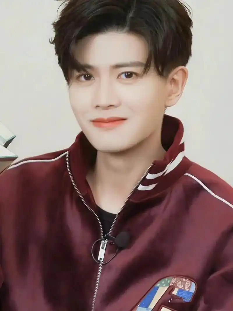 恭喜任嘉伦获得2021年度爱奇艺国际站q awards年度娱 - 抖音