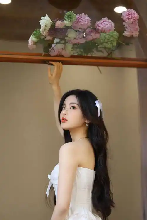 杨超越白色连衣裙青春活力写真_的设计_穿着_裙子