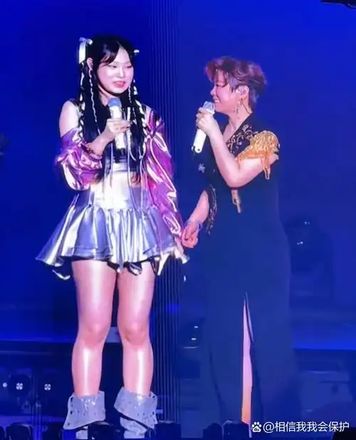 —竟然是他女儿 从她的装扮来看,很时尚,有女团的风范