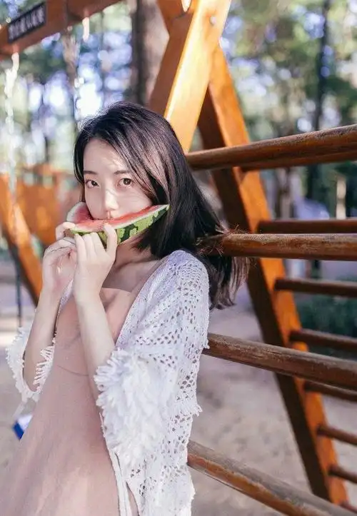 清秀少女户外阳光笑容优雅唯美写真