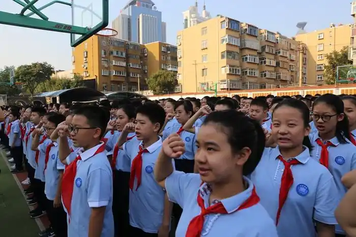 济南育英中学举行"升国旗,唱国歌,百万学子向祖国宣誓"活动