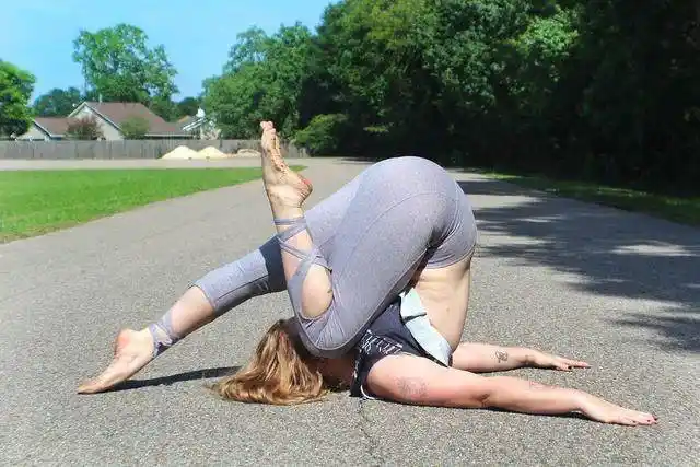 练瑜伽女人,被紧身裤勒身体半天,为何都不会感觉不适?