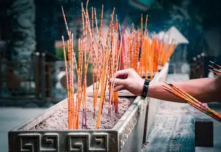 在香港黄大仙道观焚烧香香火照片