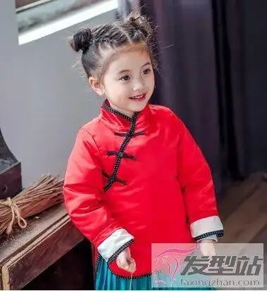 中分设计展露出小女孩清秀的五官,双丸子头和喜庆的礼服搭配和谐,很有
