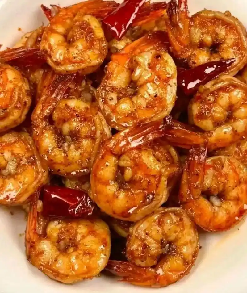 蒜蓉虾(不一样的做法,不一样的美味)准备食材:虾1斤,姜2片 - 抖音