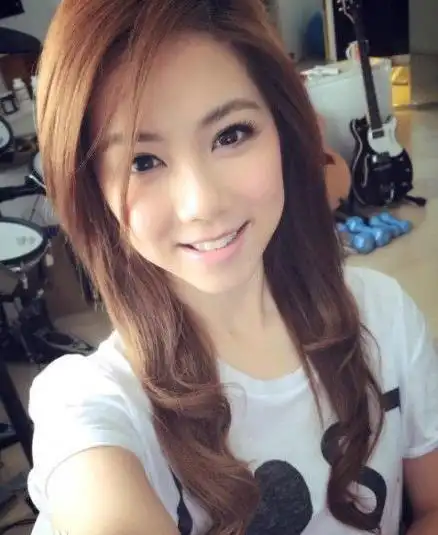 邓紫棋童年照曝光4岁童年照浑圆大眼睛十分可爱