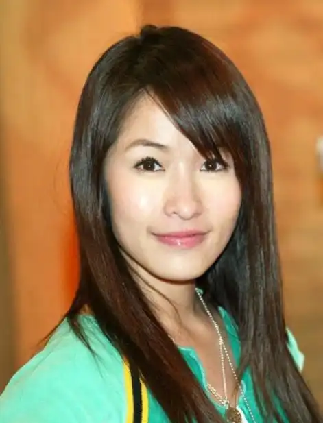 萧亚轩到现在也已经出道10多年了,这些年她频频变脸一直都是网友们