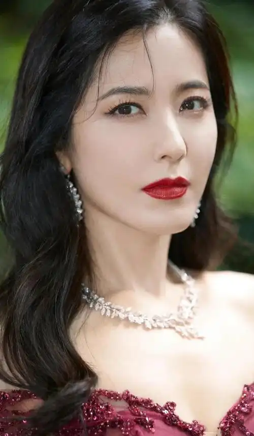 曾黎高清淡雅时尚写真,惊艳迷人!_高清图集_新浪网