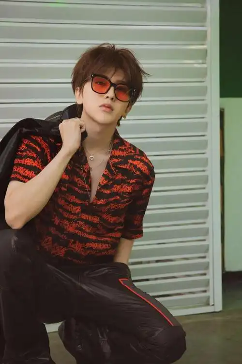 蔡徐坤银发黑西装亮相回应记者显高情商网友怪不得他红