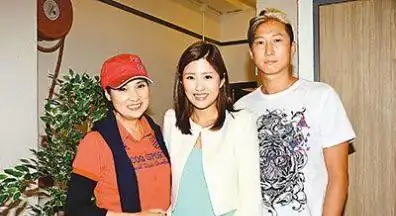 洪天明与老婆庆结婚周年提及那个三胎令直言压力大