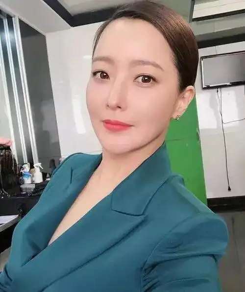 众所周知,金喜善婚后两年就生下了独生女儿朴妍雅,初为人母的她控制不