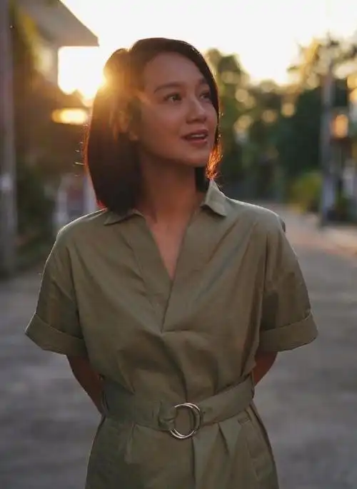 朱丹阳光活泼风,精致的短发精神满满,给人一种特别放松的感觉