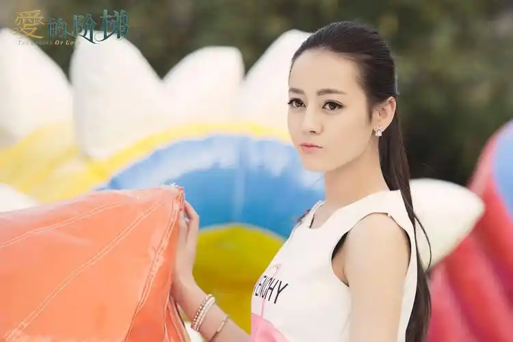 迪丽热巴饰宋子涵