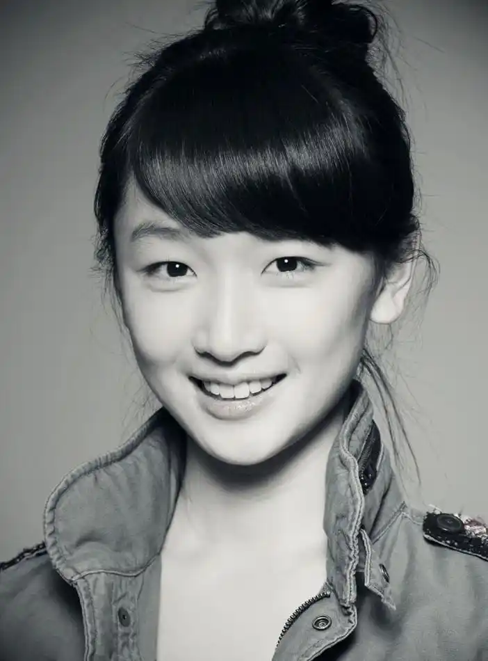 26岁周冬雨胆真大!妆都没化就出来了?网友:没有对比就没有伤害