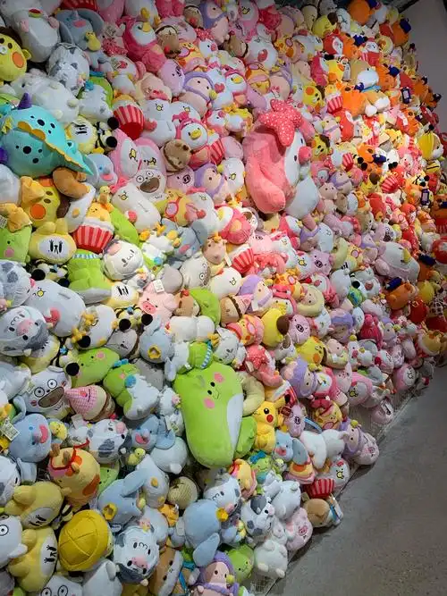这一整面毛绒玩具墙也太可爱了吧